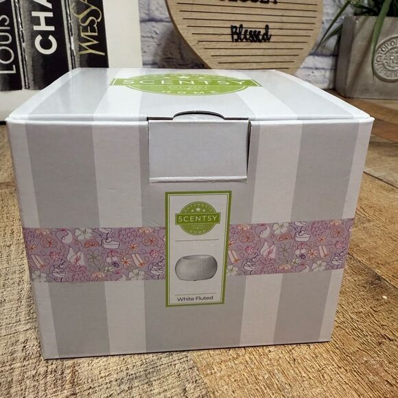 Scentsy White Fluted Warmer New in box - Picture 6 of 6